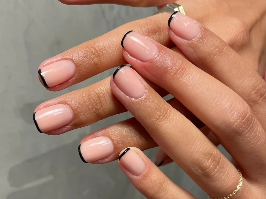 Micro-french manicure: Η πιο chic και μίνιμαλ τάση στα νύχια που θα δούμε την άνοιξη του 2026
