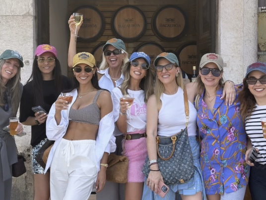 Ένα bachelorette και δύο γάμοι για την Αθηνά Οικονομάκου και από την Πορτογαλία στην Πάρο