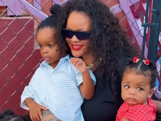 Η Rihanna πόζαρε για πρώτη φορά και με τα τρία παιδιά της στο σημείο μηδέν της ζωής της στα Barbados